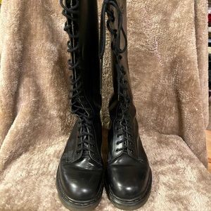 Dr. Martens 1420, 20 eye black boots, Men size 9